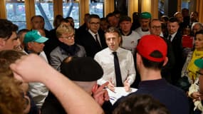 Emmanuel Macron face aux agriculteurs. 