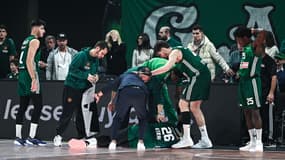 Mathias Lessort pris en charge après sa terrible blessure lors du match Panathinaïkos-Baskonia (104-69, Euroligue), le 19 décembre 2024