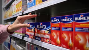 Des médicaments anti-rhume vendus dans une pharmacie de Riedisheim, en Alsace, le 23 octobre 2023.