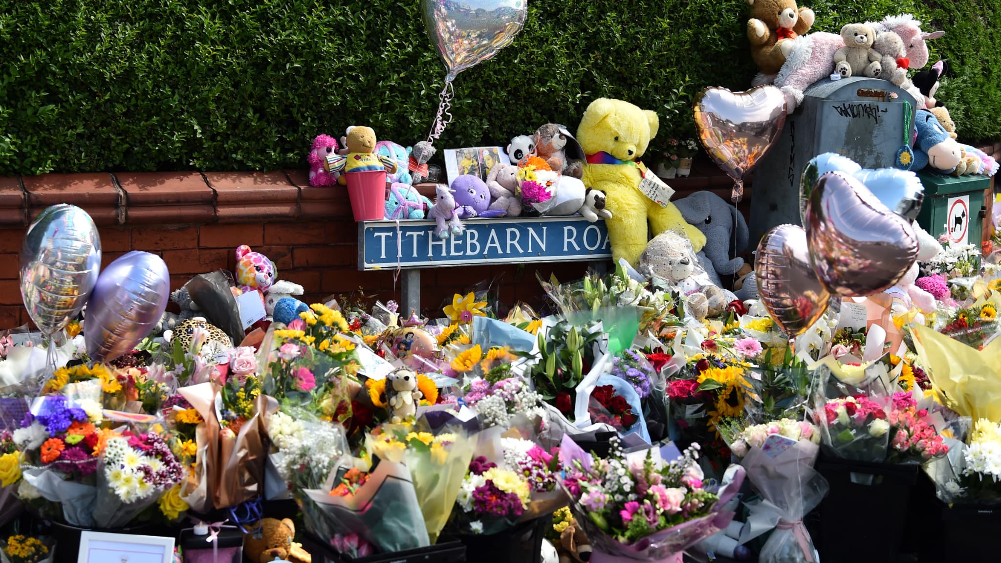 Des fleurs sont déposées en mémoire des victimes d'une attaque meurtrière au couteau à Southport, dans le nord-ouest de l'Angleterre, le 31 juillet 2024.