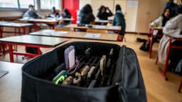 Une mallette contenant les téléphones portables des élèves,  mis de côté pendant les cours, au lycée professionnel Jean-Mermoz de Montsoult, le 14 janvier 2026 dans le Val-d'Oise