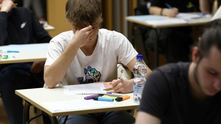 Des lycéens passent l'épreuve de philosophie du baccalauréat 2024 à Bordeaux, le 18 juin 2024 en Gironde.