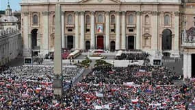 Six ans après sa disparition, le pape Jean Paul II a été béatifié dimanche à Rome par son successeur Benoît XVI devant une foule estimée à un million de pèlerins par la police. /Photo prise le 1er mai 2011/REUTERS/Giampiero Sposito