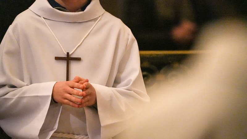 Plus de 21.000 baptêmes en 2026: pourquoi jeunes et adultes se tournent-ils de plus en plus vers l’Église catholique?