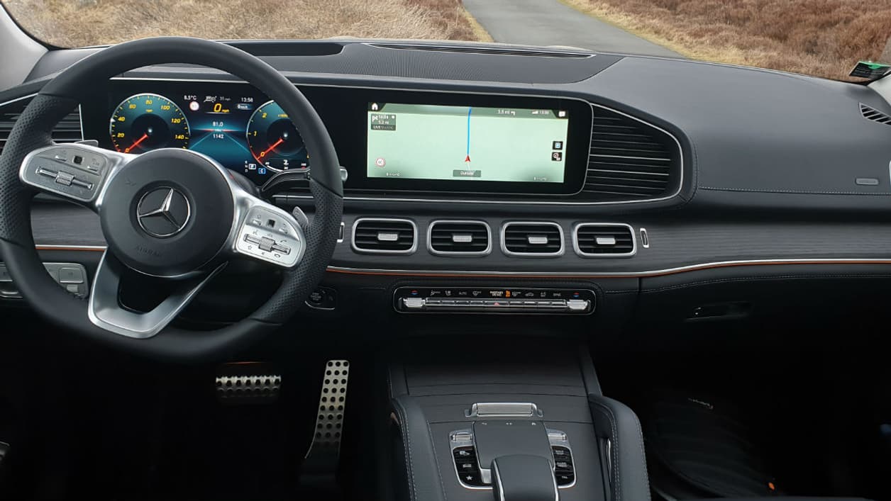 Le GLE accueille la nouvelle interface de Mercedes. On peut également accéder aux différentes fonctions via le pavé tactile de la console centrale, grâce aux raccourcis sur le volant ou encore via la reconnaissance vocale.