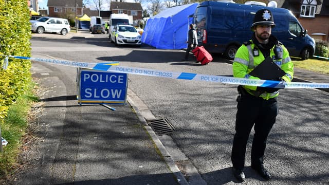 Un agent de police près du lieu où ont été empoisonnés Sergueï Skripal et sa fille, le 8 mars 2018 à Salisbury dans le sud de l'Angleterre.