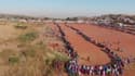 Afrique du Sud: la longue file d'attente lors d'une distribution de nourriture et de masques