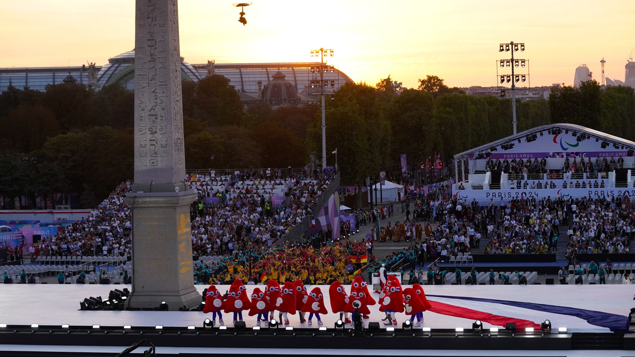 Les Phryges sur scène accueillent les délégations lors de la cérémonie d'ouverture des Jeux paralympiques, le 28 août 2024. Les Phryges sur scène accueillent les délégations lors de la cérémonie d'ouverture des Jeux paralympiques, le 28 août 2024.