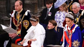 Le prince Louis baille pendant la cérémonie de couronnement de Charles III, le 6 mai 2023