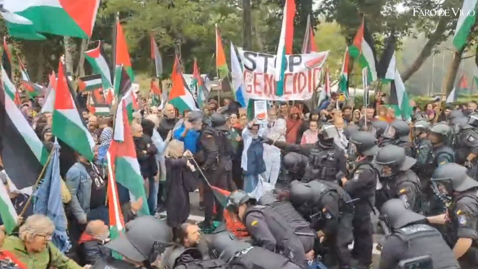 UN "FIASCO" POUR L'ORGANISATION: LES IMAGES DES MANIFESTATIONS PRO-PALESTINIENNES QUI ONT FAIT ÉCOURTER LA 16E ÉTAPE DE LA VUELTA
