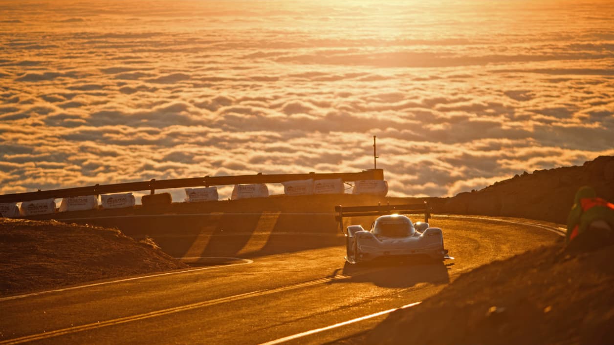 Une dernière photo pour la route, bravo à Romain Dumas et sa Volkswagen I.D. R. Une dernière photo pour la route, bravo à Romain Dumas et sa Volkswagen I.D. R.