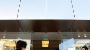Un Apple store à Santa Monica, en Californie. De San Francisco à Séoul en passant par Sydney, des fans rendent hommage jeudi à Steve Jobs, qui a renoncé la veille à la direction générale d'Apple, au terme d'un long congé maladie. /Photo prise le 24 août 2