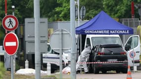 La police scientifique sur les lieux de l'attaque d'un fourgon pénitentiaire au péage d'Incarville, dans l'Eure, le 14 mai 2024