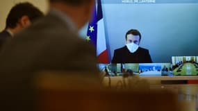 Emmanuel Macron lors d'un Conseil des ministres en visioconférence le 21 décembre 2020 à Paris