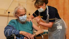 Une infirmière injecte une dose du vaccin AstranaZeneca/Université d'Oxford contre le Covid-19 à un homme de 88 ans à l'hôpital Churchill de Londres, le 4 janvier 2021
