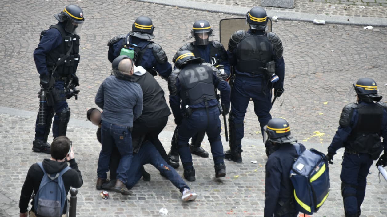 Alexandre Benalla "prend en charge" le jeune homme place de la Contrescarpe.