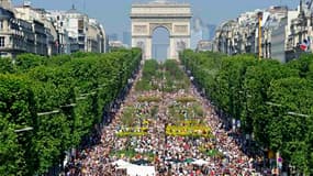 Visiteurs assistant à la manifestation "Nature Capitale". Le mouvement des Jeunes Agriculteurs a investi les Champs-Elysées en déployant jusqu'à lundi un "plateau végétal et animal" de trois hectares sur la prestigieuse avenue parisienne. /Photo prise le