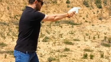 Le pistolet assemblé après impression 3D dans les mains d'un utilisateurs