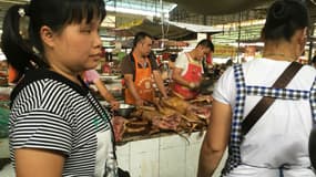 Des vendeurs de viande de chien à Yulin, en Chine, le 21 juin 2017