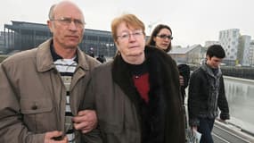 Nantes : Gilles (à gauche) et Michèle (au centre) Patron, parents d'accueil de Laetitia Perrais, quittent le Palais de Justice de Nantes, le 7 février 2011, accompagnés de la soeur jumelle de la victime, Jessica (à droite).