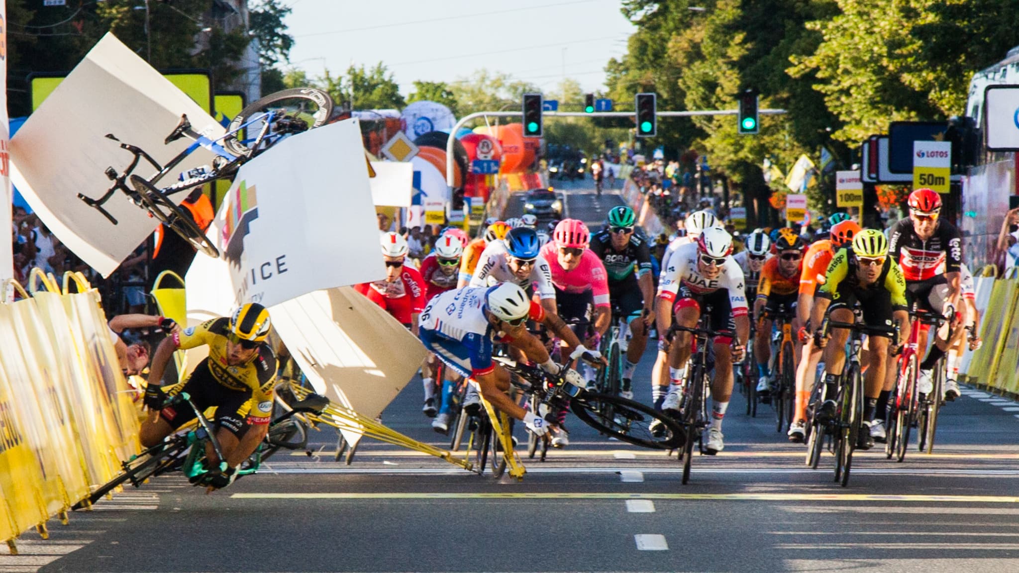 Le 5 août 2020, Fabio Jakobsen est victime d'une terrible chute sur le Tour de Pologne provoquée par Dylan Groenewegen Le 5 août 2020, Fabio Jakobsen est victime d'une terrible chute sur le Tour de Pologne provoquée par Dylan Groenewegen