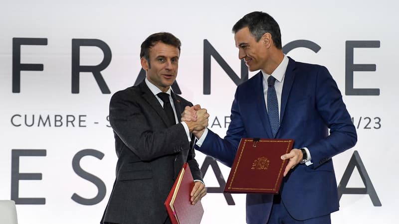 Emmanuel Macron et Pedro Sanchez après la signature du "traité d'amitié et de coopération" entre la France et l'Espagne, le 19 janvier au Musée national d'arts de Catalogne, à Barcelone.