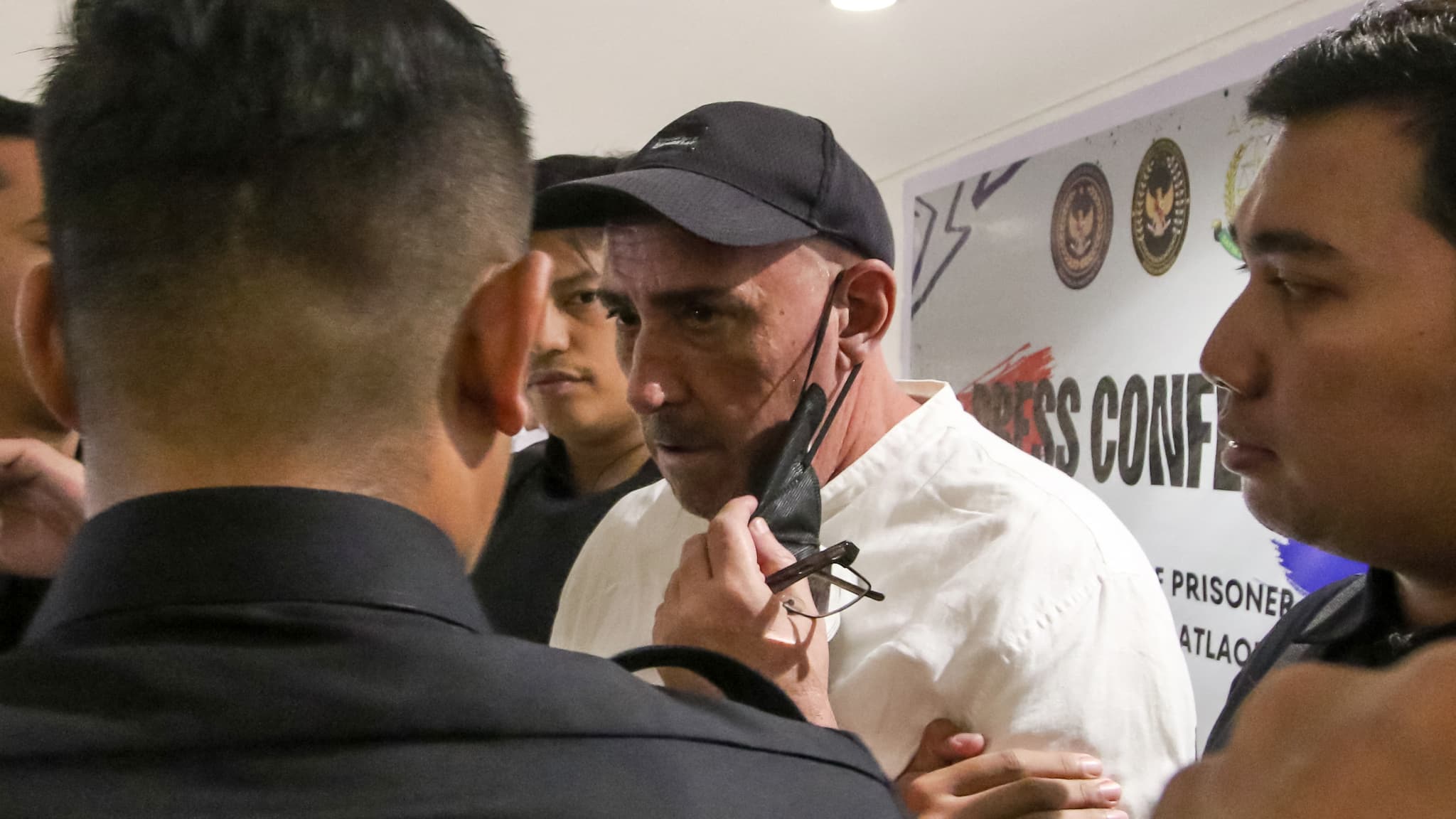 Serge Atlaoui, condamné à mort en Indonésie depuis 2007 pour des délits liés à la drogue, arrive pour une conférence de presse à l'aéroport international Soekarno-Hatta de Jakarta à Tangerang, après avoir quitté la prison de Salemba avant son rapatriement en France, le 4 février 2025. Serge Atlaoui, condamné à mort en Indonésie depuis 2007 pour des délits liés à la drogue, arrive pour une conférence de presse à l'aéroport international Soekarno-Hatta de Jakarta à Tangerang, après avoir quitté la prison de Salemba avant son rapatriement en France, le 4 février 2025.