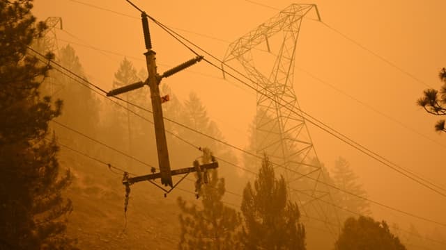 Un poteau électrique dans le comté de Plumas, en Californie (États-Unis), le 25 juillet 2021.
