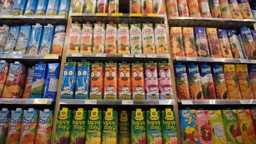 Des bouteilles de jus de fruit - Image d'illustration