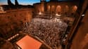 Des spectateurs assistent à la pièce "Les Damnés" de Luchino Visconti, mise en scène par le Néerlandais Ivo van Hove, le 6 juillet 2016 au Palais des Papes pendant le festival d'Avignon