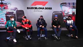 Sebastian Vettel, Charles Leclerc, Max Verstappen, Fernando Alonso et Yuki Tsunoda, à Barcelone le 24 février 2022