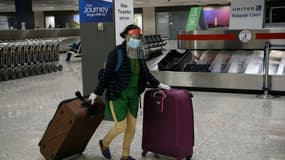 Une femme tire ses bagages à l'aéroport international de Washington-Dulles, aux Etats-Unis, en novembre 2020