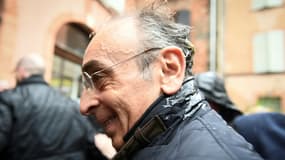 Le candidat de "Reconquête" Eric Zemmour venant de recevoir un oeuf sur la tête à Moissac, en France le 12 mars 2022