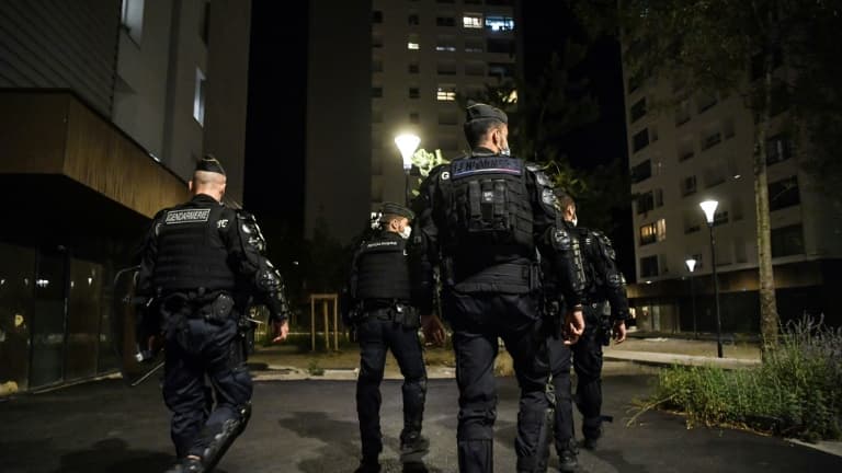 Des gendarmes patrouillent dans le quartier du Mistral à Grenoble, le 26 août 2020