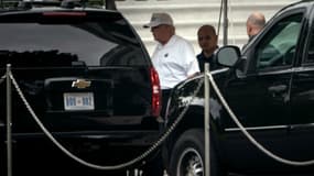 Donald Trump part à son club de golf le jour des funérailles du sénateur John McCain