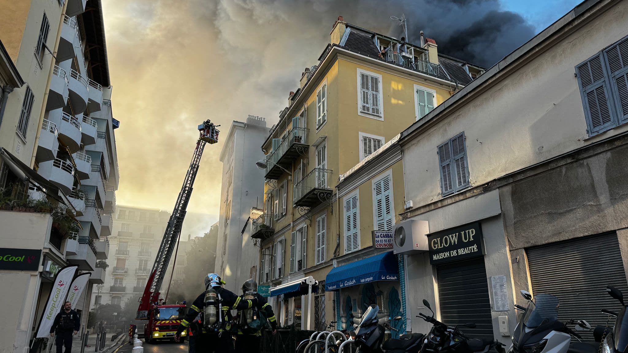 De nombreux moyens ont été engagés sur l'incendie d'un restaurant à Nice ce mardi 26 décembre.