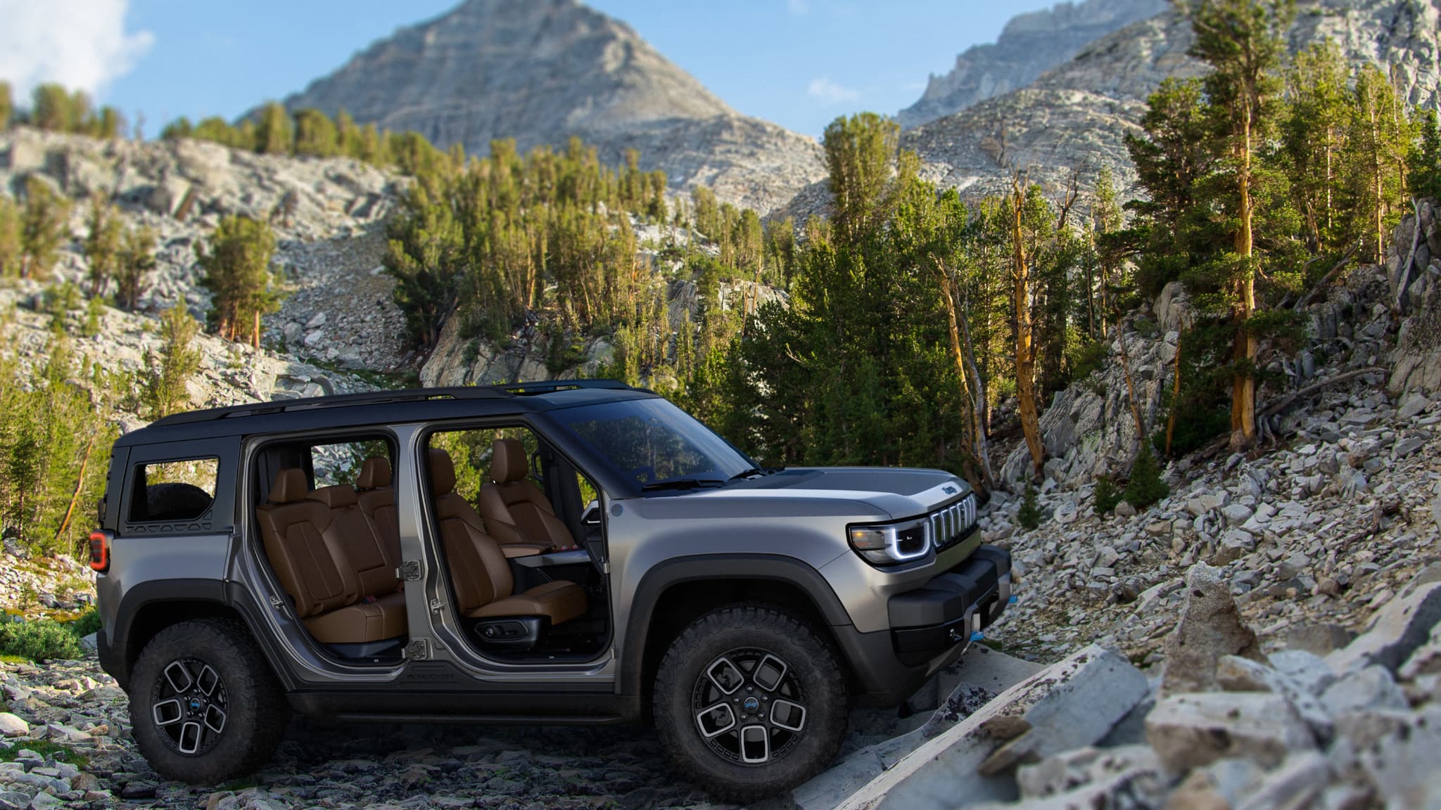 En Amérique du Nord, le premier modèle 100% électrique de Jeep, le Recon, promet des aventures silencieuses. En Amérique du Nord, le premier modèle 100% électrique de Jeep, le Recon, promet des aventures silencieuses.