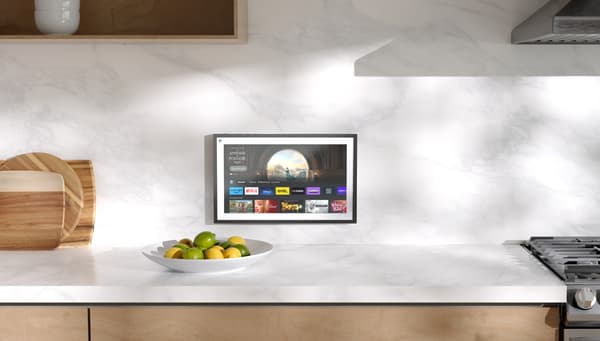 Le tableau connecté Echo Show 15 accueille l'interface Fire TV.