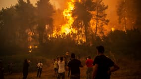 Des habitants face aux flammes à Pefki, en Grèce, le 8 août 2021