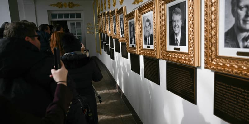 Des portraits accompagnés de nouvelles plaques explicatives sont visibles sur le Walk of Fame présidentiel, dans la colonnade de la Maison Blanche à Washington, DC, le 17 décembre 2025.