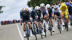 L'équipe Visma-Lease a Bike de Vingegaard en tête du peloton lors de la 13e étape du Tour de France, le 12 juillet 2024.
