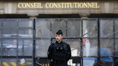 Un gendarme devant le Conseil constitutionnel, à Paris, le 14 avril 2023, lors de décisions très attendues sur la réforme des retraites.