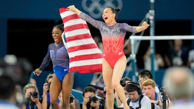 Les gymnastes américaines Simone Biles et Sunisa Lee célèbrent leur podium au concours complet des JO de Paris, le 1er août 2024