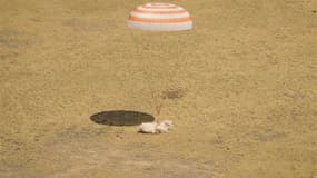 Une capsule "Soyouz" a atterri dimanche dans les steppes du Kazakhstan avec, à son bord, un Russe, un Américain et un Néerlandais qui ont passé six mois en orbite à bord de la Station spatiale internationale (ISS). /Photo prise le 1er juillet 2012/REUTERS