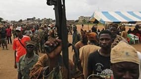 Rassemblement dans le quartier d'Abobo, à Abidjan; de miliciens "Dozos" (chasseurs traditionnels). Amnesty International publie un rapport qui pointe la responsabilité des forces de sécurité gouvernementales (FCRI) et d'une milice soutenue par l'État comp