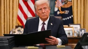 Le président américain Donald Trump signe un décret pour les grâces le 6 janvier des délinquants dans le bureau ovale de la WHite House à Washington, DC, le 20 janvier 2025.
