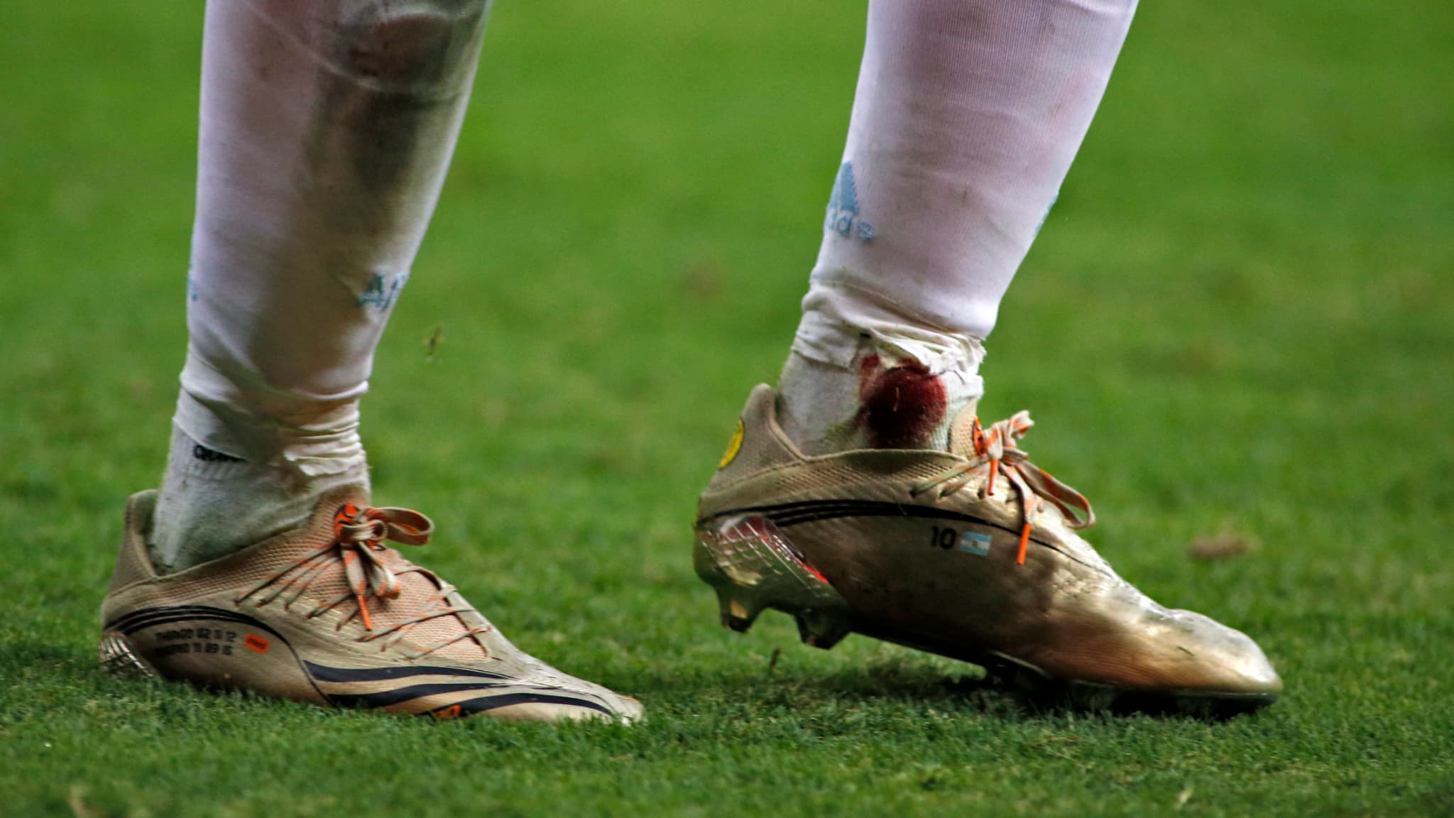 La cheville gauche en sang de Messi