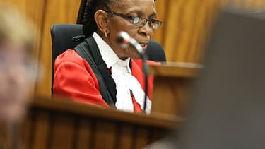 Contre toute attente, la juge Thokozile Masipa a été remerciée par la famille d'Oscar Pistorius après le verdict plutôt clément qu'elle a rendu vendredi sur l'affaire qui tient en haleine l'Afrique-du-Sud.