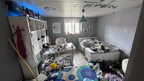 Une photo de la chambre d'une maison endommagée à Thonnelle, dans la Meuse, lors d'une soirée la nuit du dimanche 28 avril au lundi 29 avril 2024, selon la famille qui y loge