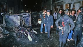 Des pompiers, le 3 octobre 1980 à Paris, autour de véhicules détruits par l'attentat visant la synagogue de la rue Copernic